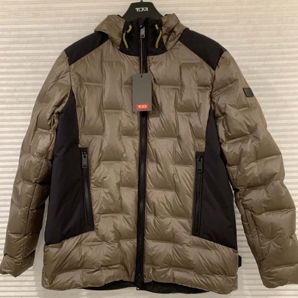 TUMI Men’s Puffer Jacket. Color Olive Green. Size Medium.